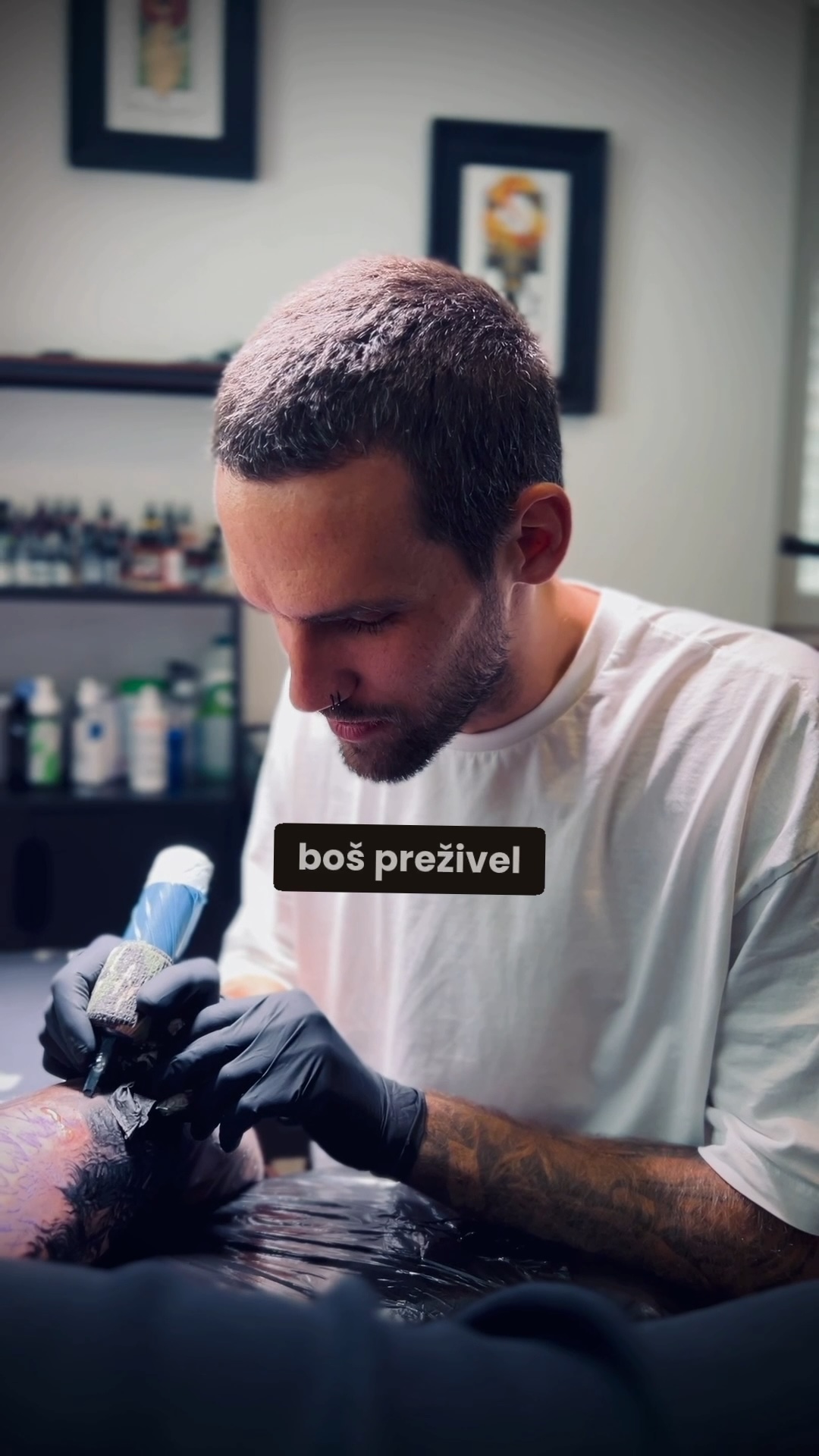 Tetoviranje pač boli. Nekje bolj, nekje manj, odvisno od mesta na telesu, velikosti tatuja, trajanja tetoviranja in tudi od tega, kako posameznik doživlja bolečino.