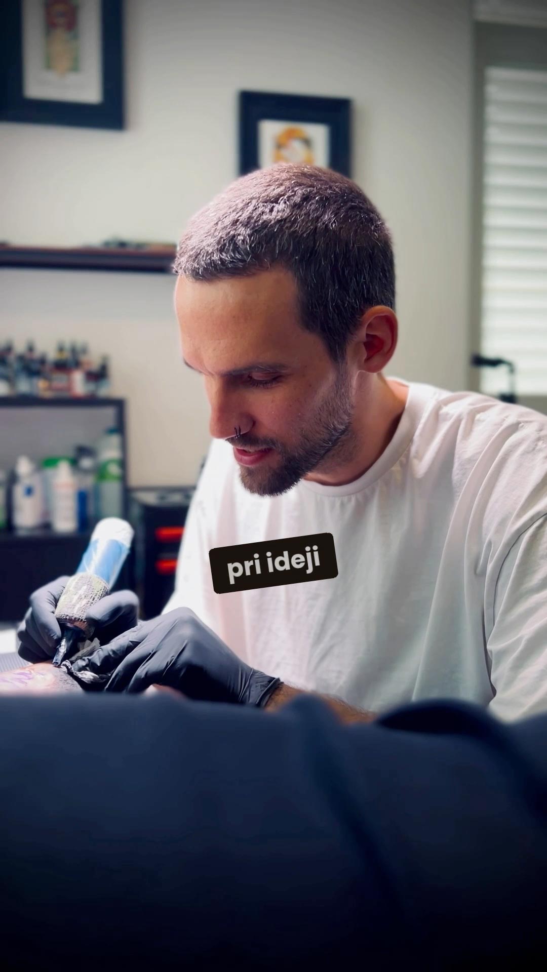Vsak tattoo se začne pri ideji. V videu govorim o tem, kako svojo začetno idejo razviti v nekaj bolj osebnega, unikatnega in personaliziranega. Pa tudi o tem, kaj storiti, če veš samo to, da si tattoo želiš, ker so ti tatuji preprosto všeč, nimaš pa še jasne predstave, kakšen motiv bi bil pravi zate.
