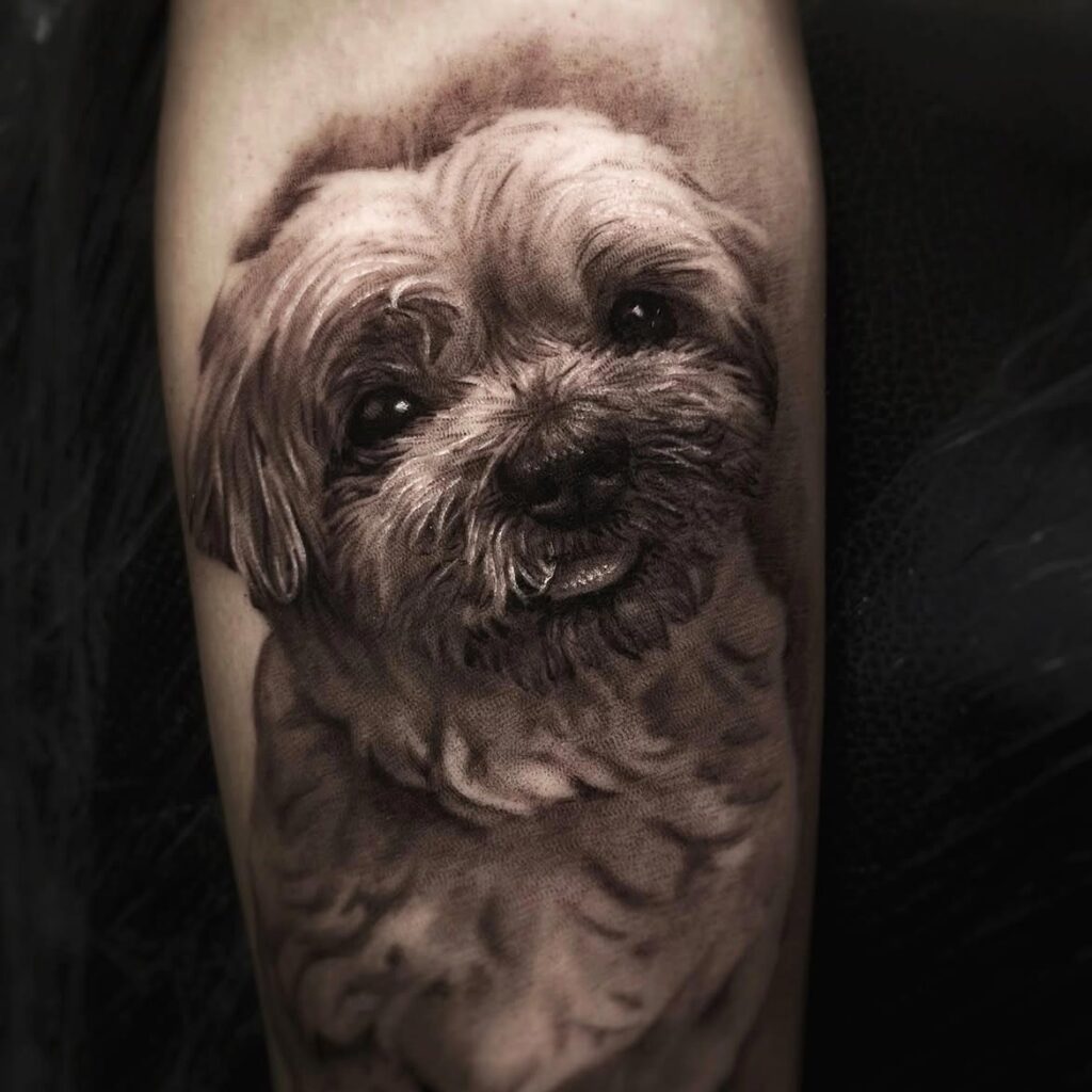 Majhen tattoo je pogosto cenejši od večjega, vendar sama velikost tatuja še ne določa končne cene.