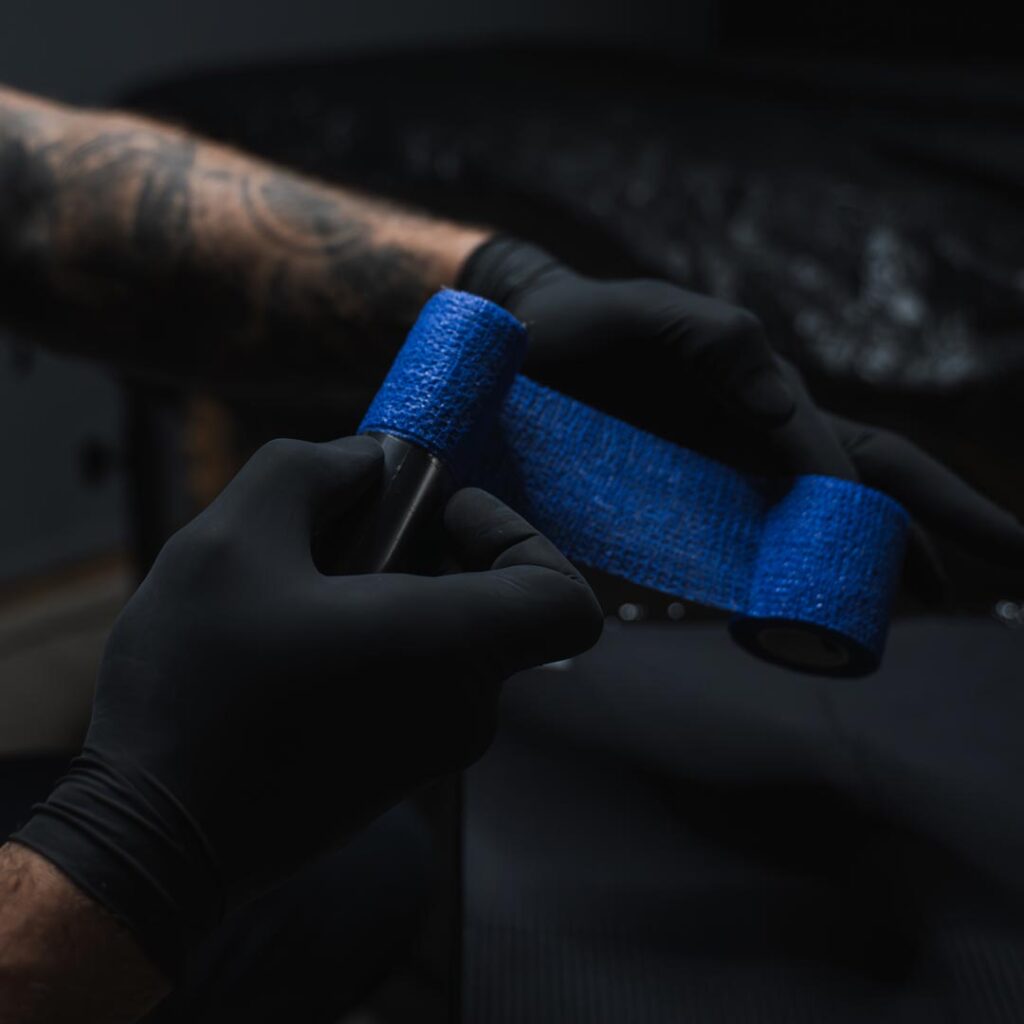 cena tattooja zajema: pripravo dizajna, vključno z vsemi potrebnimi popravki in prilagoditvami, tetoviranje v urejenem, čistem in varnem studiu, pregled zaceljenega tattooja in morebitni potrebni popravki po celjenju.